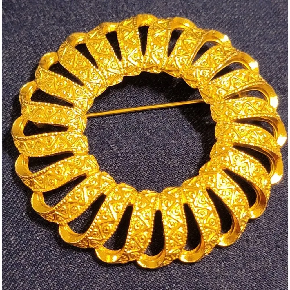 Vintage Large Shiny Gold Ornate‎ Ribbon Wreath Brooch Pin, 2